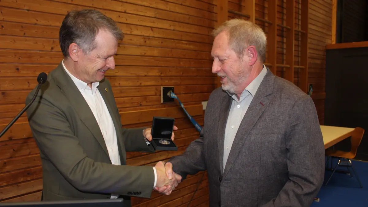 Landrat Pauli (l.) übereicht Roland Bosch Staufermedaille