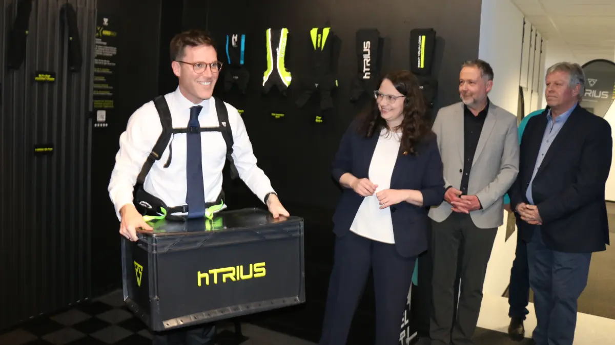 Er möchte anpacken: Manuel Hagel ließ sich vor der Talkrunde die Produkte des Start Ups Htrius erklären, das sogenannte Exo-Skelette herstellt und eine gute Hebehilfe sind.