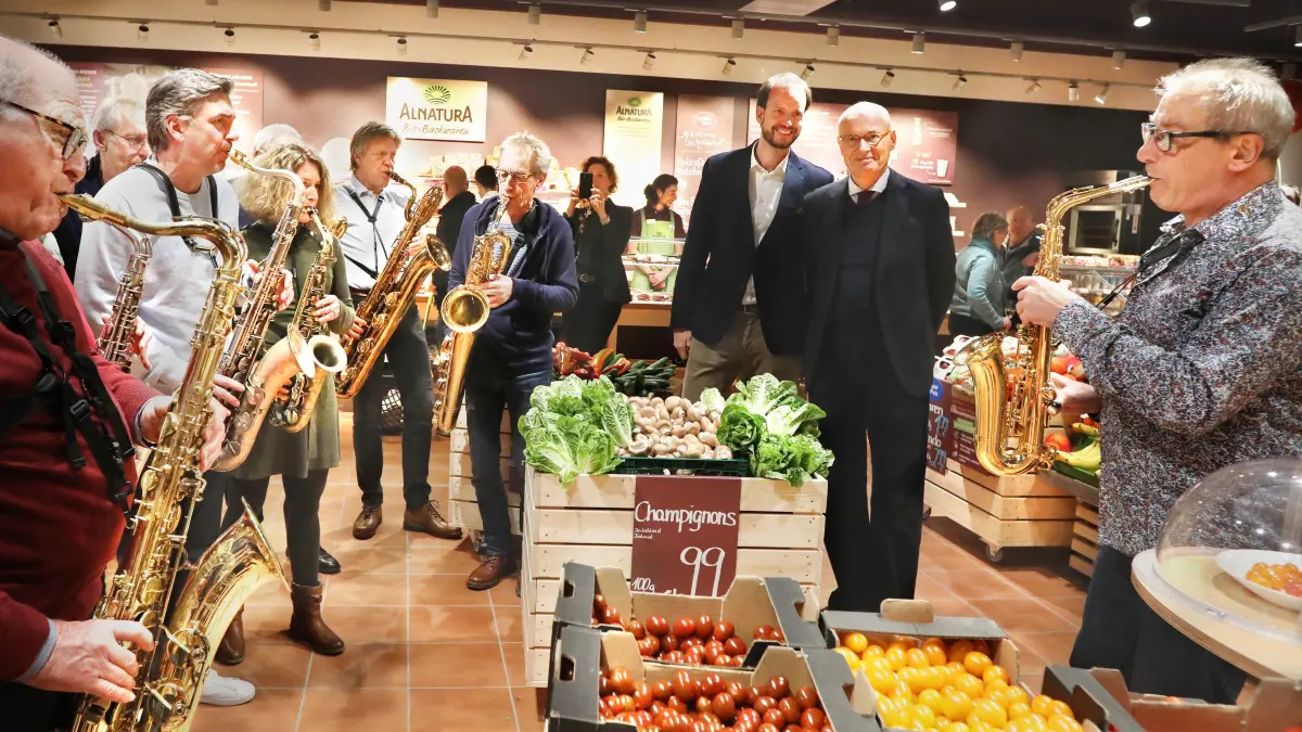 Eröffnung Alnatura :vor dem Saxophonspieler : Bioladen Pionier Götz Rehn links daneben sein Sohn Lucas 15.1.2026