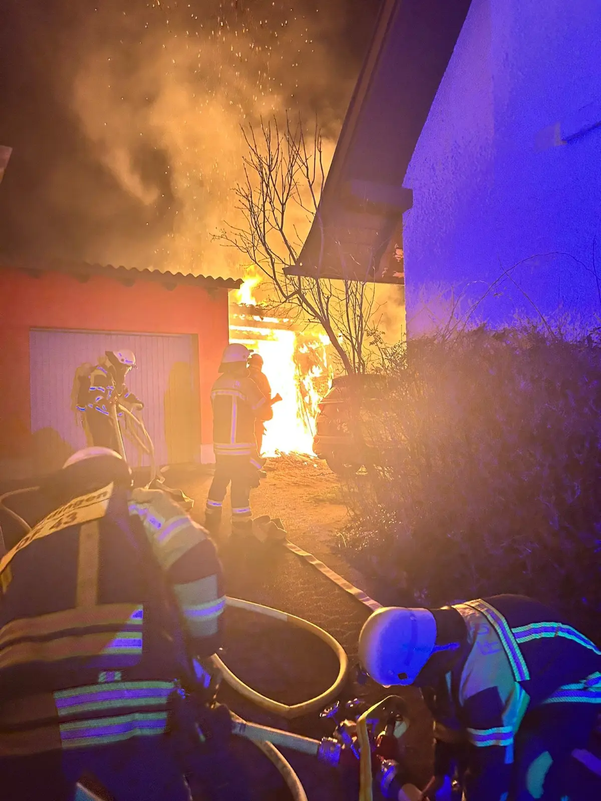 Durch rasches Eingreifen verhinderten die Einsatzkräfte das Übergreifen des Feuers auf angrenzende Wohngebäude.
