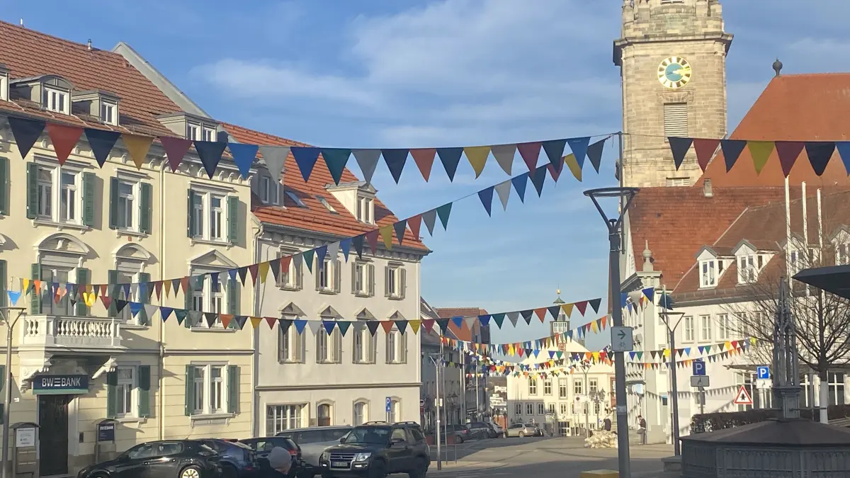 Das bunte Ergebnis: Über Obertorplatz, Kirchplatz und Marktplatz flattern neue Fasnetsbändel.