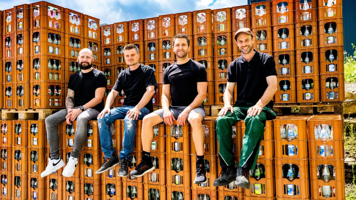 Durstpost-Inhaber Andreas Heinrichs (Zweiter von links) mit Markus Recknagel (links), Bernd Rebman (Zweiter von rechts) und Matthias Heinrichs (rechts).