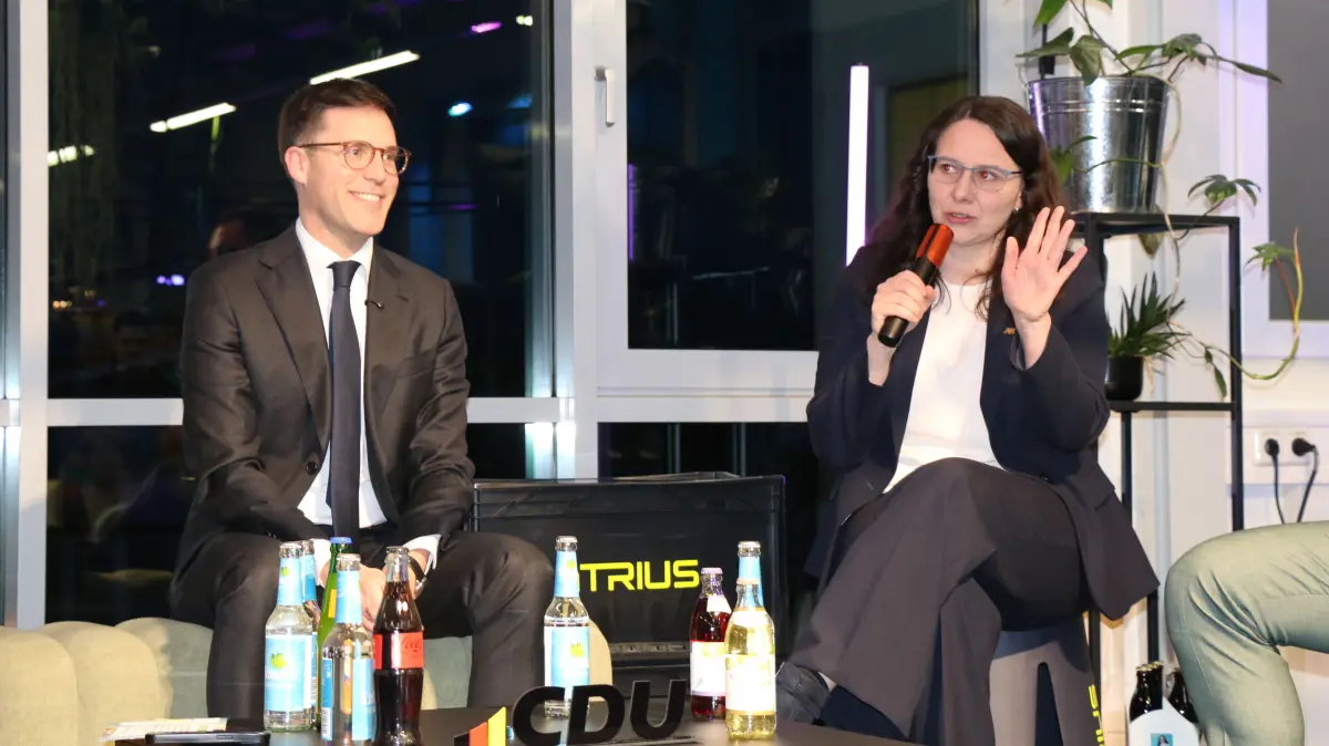 Unterstützen sich gegenseitig im Wahlkampf und kennen sich gut: Manuel Hagel und Katrin Schindele bei der Talkrunde in Horb.