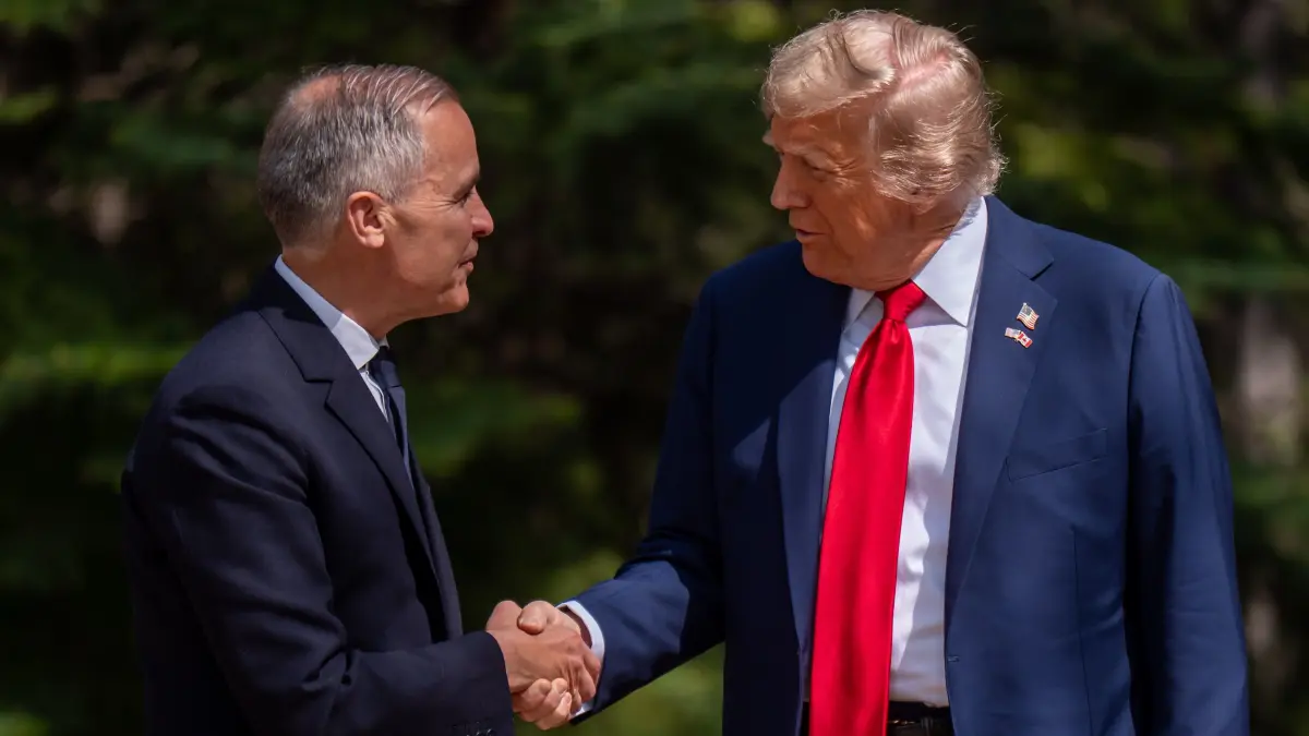 US-Präsident Donald Trump wird von Mark Carney, Premierminister von Kanada, zum G7-Gipfel an der Pomeroy Kananaskis Mountain Lodge begrüßt. +++ dpa-Bildfunk +++
