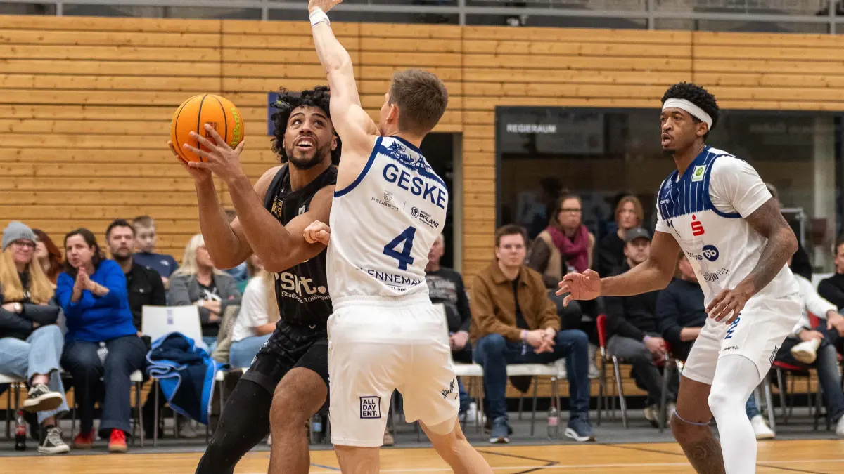 VfL Bochum vs. Tigers Tuebingen, Basketball, Barmer 2. Basketballbundesliga, Pro A, 18. Spieltag, Saison 2025/2026, 17.01.2026: Zweikampf zwischen Patrick Emilien (Tigers Tuebingen, #15) und Niklas Geske (VfL SparkassenStars Bochum, #04).
VfL SparkassenStars Bochum vs. Tigers Tuebingen, Basketball, Barmer 2. Basketballbundesliga, 18. Spieltag, Saison 2025/2026, 17.01.2026
Foto: Eibner-Pressefoto/Thomas Haesler