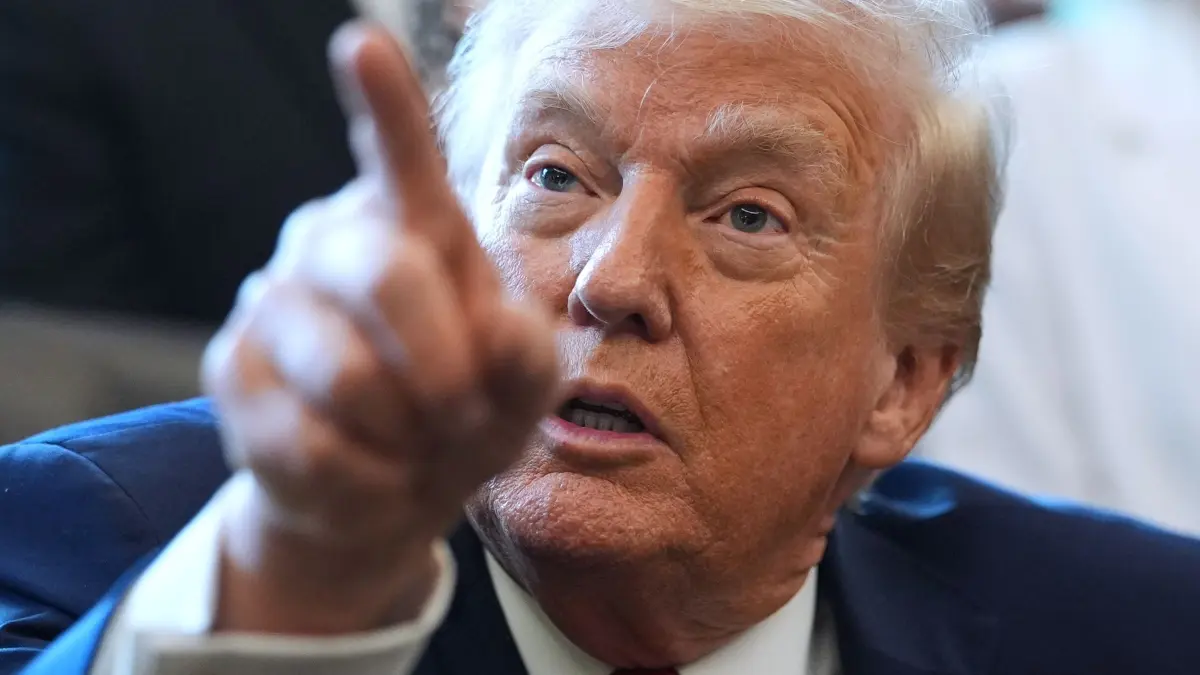 US-Präsident Trump: ARCHIV - 18.12.2025, USA, Washington: US-Präsident Donald Trump zeigt auf einen Reporter, der ihm eine Frage stellt. (zu dpa: «Trump für Regimewechsel im Iran») Foto: Evan Vucci/AP/dpa +++ dpa-Bildfunk +++