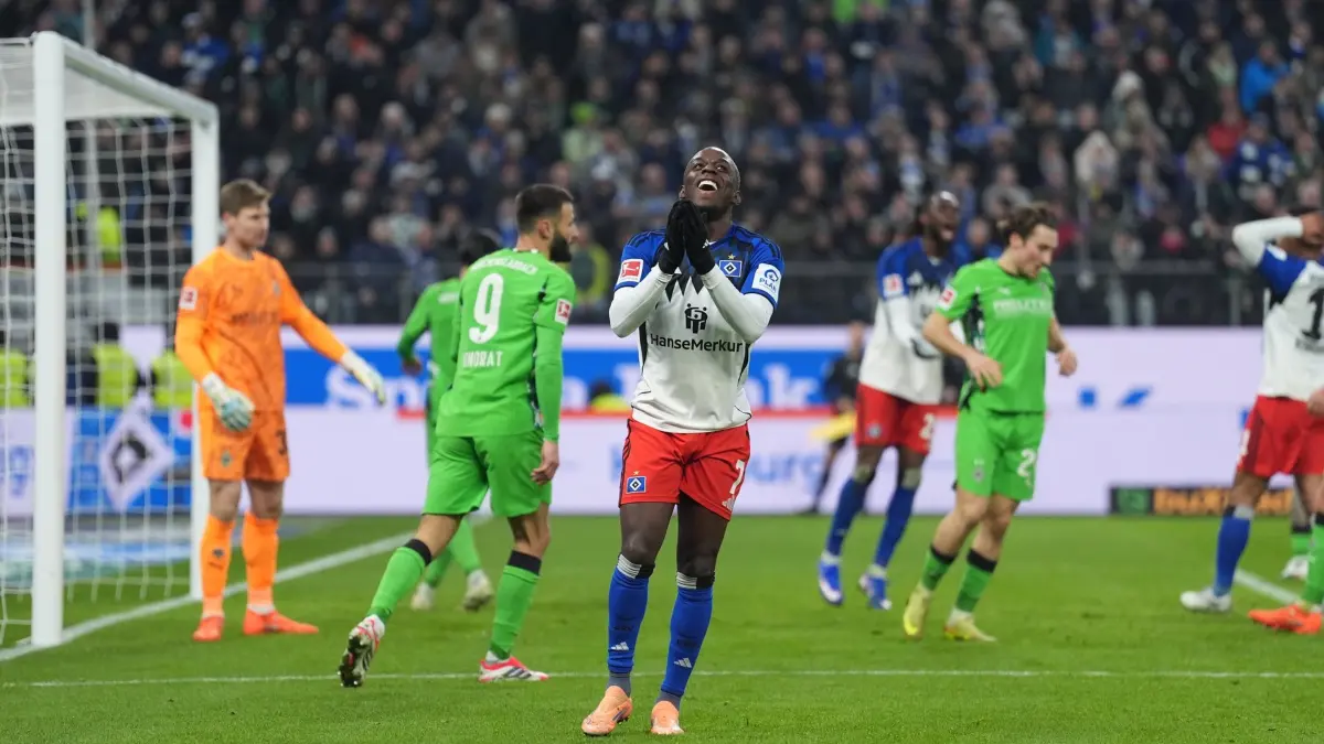 Hamburger SV - Bor. Mönchengladbach: 17.01.2026, Hamburg: Fußball: Bundesliga, Hamburger SV - Borussia Mönchengladbach, 18. Spieltag, im Volksparkstadion. Jean-Luc Dompé (M, Hamburger SV) reagiert. Foto: Marcus Brandt/dpa - WICHTIGER HINWEIS: Gemäß den Vorgaben der DFL Deutsche Fußball Liga bzw. des DFB Deutscher Fußball-Bund ist es untersagt, in dem Stadion und/oder vom Spiel angefertigte Fotoaufnahmen in Form von Sequenzbildern und/oder videoähnlichen Fotostrecken zu verwerten bzw. verwerten zu lassen. +++ dpa-Bildfunk +++