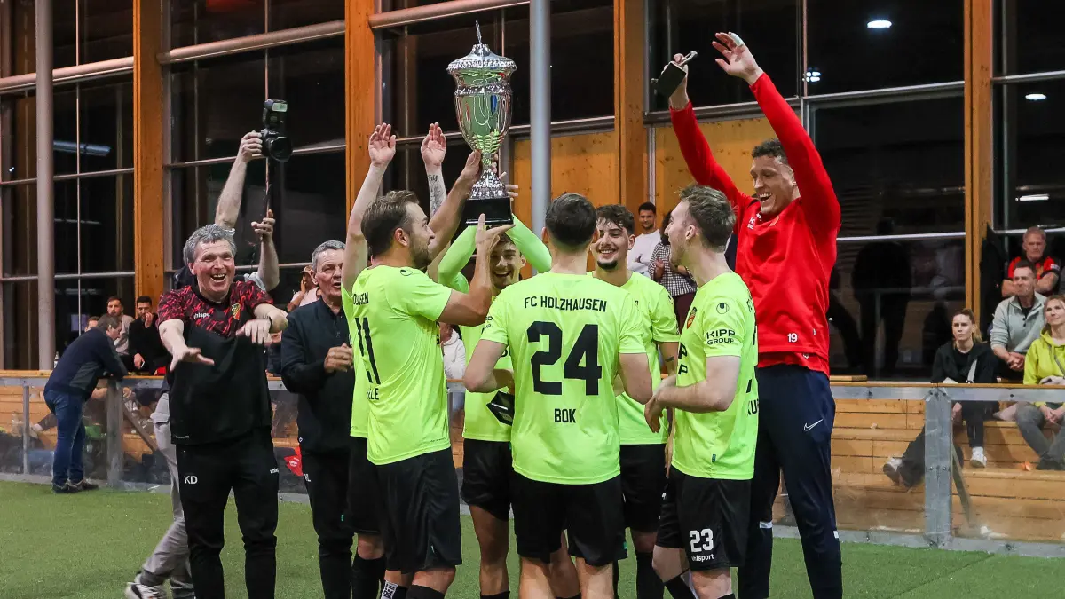 SG Empfingen vs. FC Holzhausen, Fussball, Hallencup Empfingen, Finale 2026, 17.01.2026: Jubel FC Holzhausen, SG Empfingen vs. FC Holzhausen, Fussball, Hallencup Empfingen, Finale 2026, 17.01.2026