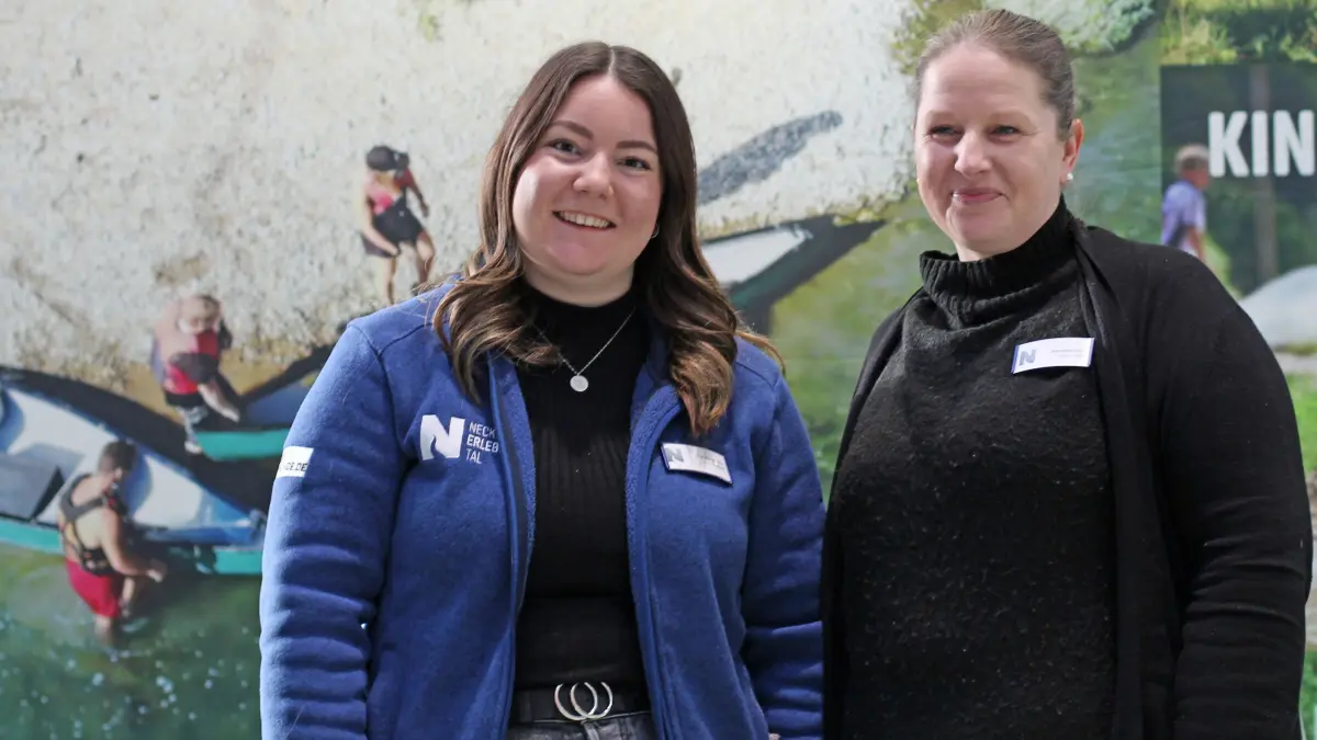Sie präsentieren am Eröffnungstag der Tourismusmesse CMT in Stuttgart das Neckar-Erlebnis-Tal: (von links) Carolin Wehle und Jeannine Lucka. von der Tourismus-Info Horb.