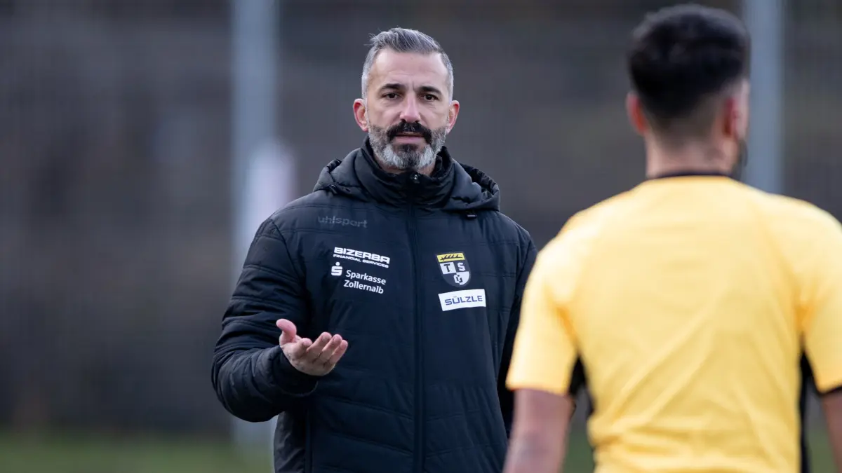 TSG Backnang vs. TSG Balingen, Fussball, Testspiel, Saison 2025/2026, 17.01.2026: Murat Isik, (TSG Balingen, Trainer) im Gespraech mit dem Schiesdsrichter Assistenten,
TSG Backnang vs. TSG Balingen, Fussball, Testspiel, Saison 2025/2026, 17.01.2026
Eibner-Pressefoto/Andreas Ulmer