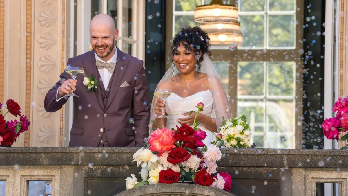 Bei „Love is Blind: Germany“ lernen sich die 30 Teilnehmerinnen und Teilnehmer kennen, ohne sich zu sehen.