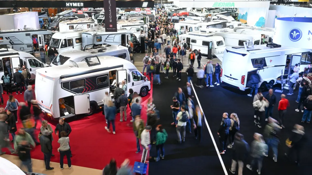 Beginn der Messe Caravan, Motor und Touristik (CMT): 17.01.2026, Baden-Württemberg, Stuttgart: Besucher gehen am ersten Tag der Tourismusmesse Caravan, Motor und Touristik durch eine Messehalle mit Wohnmobilen. Nach eigenen Angaben handelt es sich um die weltweit größte Publikumsmesse für Tourismus und Freizeit. Foto: Bernd Weißbrod/dpa +++ dpa-Bildfunk +++