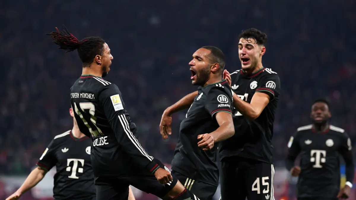 RB Leipzig - Bayern München: 17.01.2026, Sachsen, Leipzig: Fußball: Bundesliga, RB Leipzig - Bayern München, 18. Spieltag, Red Bull Arena, Jonathan Tah (M, Bayern München) jubelt mit den Teamkollegen Michael Olise (l, Bayern München) und Aleksandar Pavlovic (Bayern München) über seinen Treffer zum 1:3. WICHTIGER HINWEIS: Gemäß den Vorgaben der DFL Deutsche Fußball Liga bzw. des DFB Deutscher Fußball-Bund ist es untersagt, in dem Stadion und/oder vom Spiel angefertigte Fotoaufnahmen in Form von Sequenzbildern und/oder videoähnlichen Fotostrecken zu verwerten bzw. verwerten zu lassen. Foto: Jan Woitas/dpa +++ dpa-Bildfunk +++