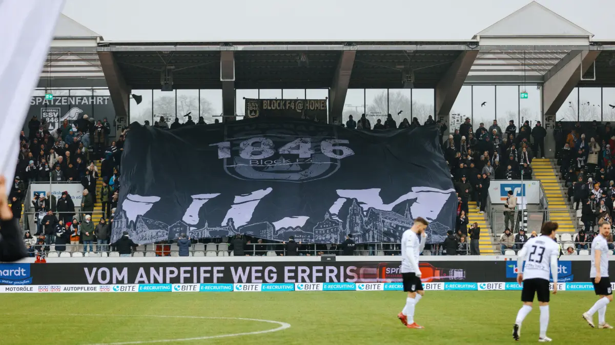 Fußball, SSV Ulm: Nach dem Spiel gegen Wehen Wiesbaden am Samstag, 14 Uhr, im Donaustadion, Fans auf der Gegentribüne, Banner