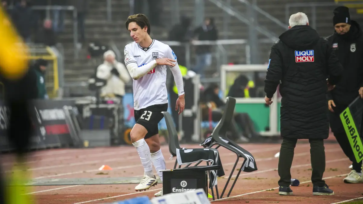 SSV Ulm gegen Wehen Trainerstuhl von Pavel Dotchev muß bei dem Spiel einiges wegstecken ...