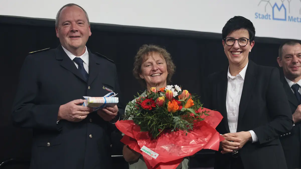Hartmut Holder (links) lässt eine Ära voller Unsicherheiten hinter sich. Jetzt nimmt er sich die Zeit für seine Frau und Familie. Als Entschuldigung für die vielen versäumten Feiertage, die Holder nicht bei der Familie verbringen konnte, überreicht Oberbürgermeisterin Carmen Haberstroh seiner Frau einen Blumenstrauß.