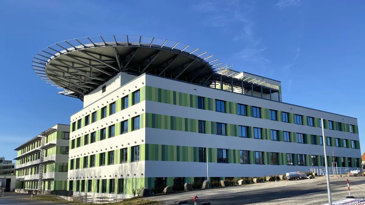 Der Klinikanbau mit dem Hubschrauberlandeplatz auf dem Dach ist ein imposantes Bauwerk.