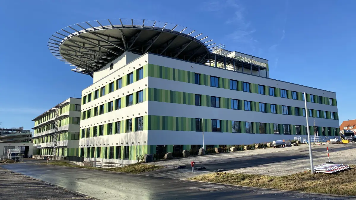 Der Klinikanbau mit dem Hubschrauberlandeplatz auf dem Dach ist ein imposantes Bauwerk.
