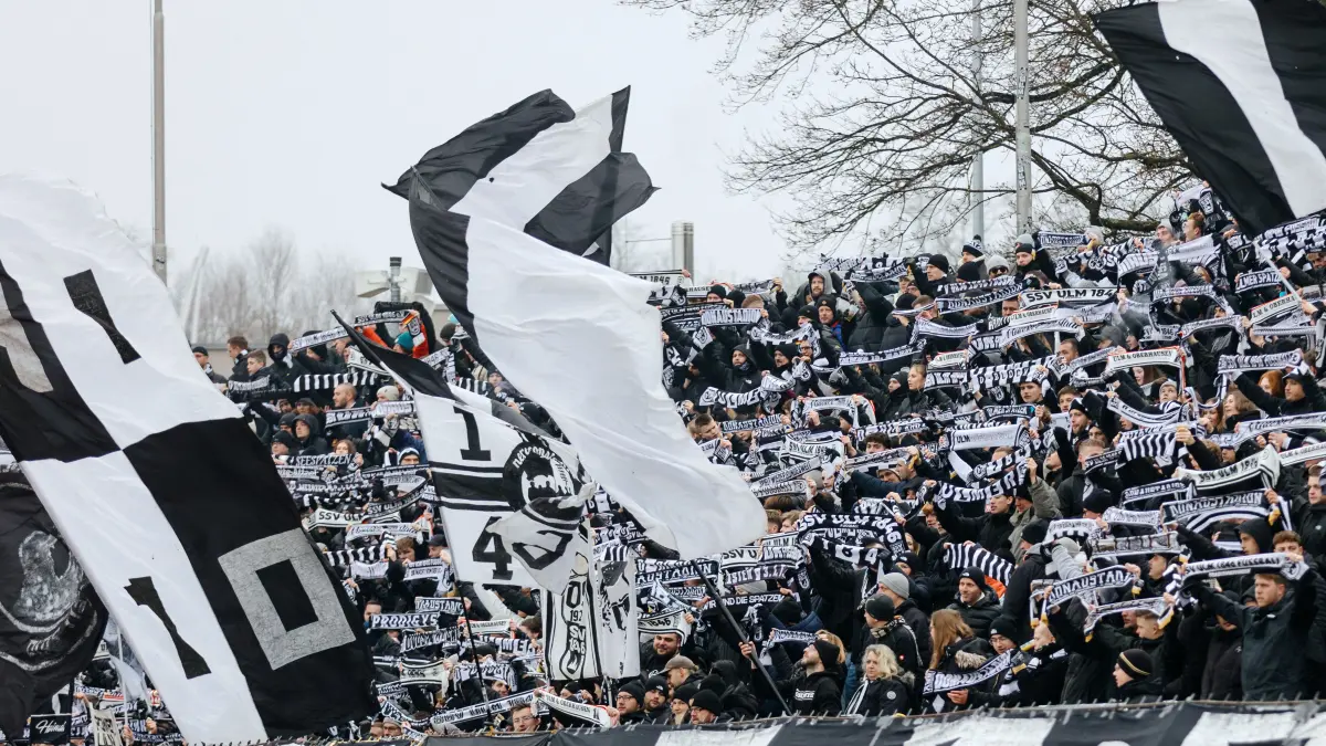 Fußball, SSV Ulm: Nach dem Spiel gegen Wehen Wiesbaden am Samstag, 14 Uhr, im Donaustadion, D-Block, Fans, Ultras