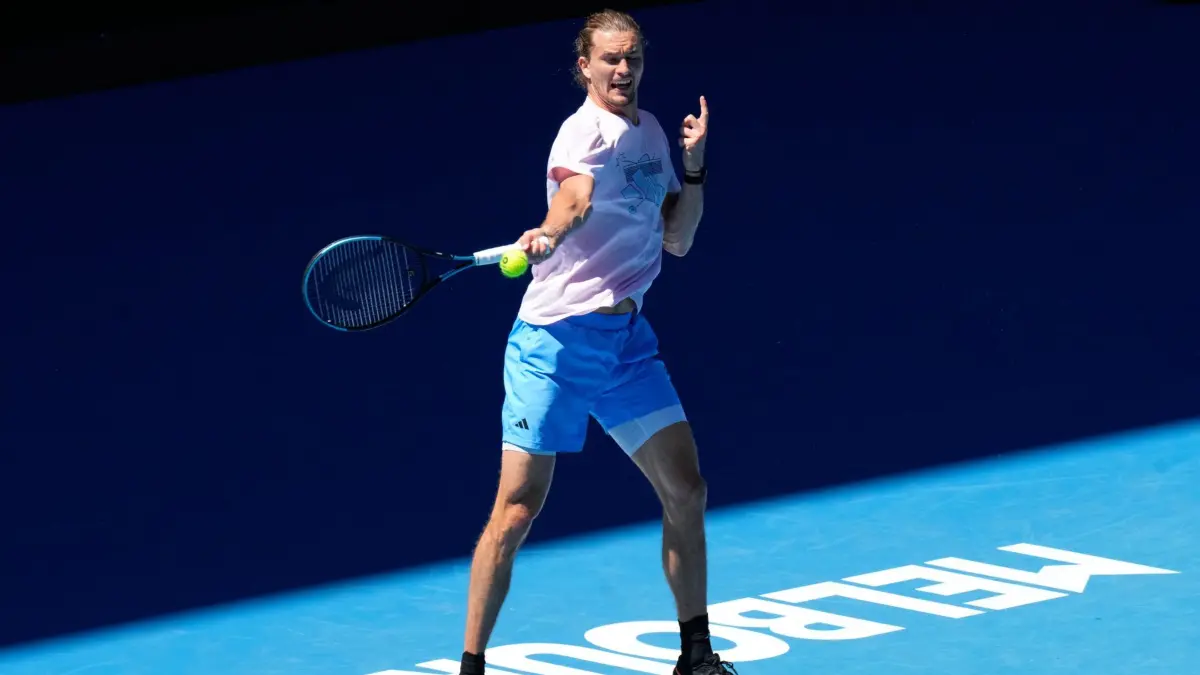 Australian Open - Training: 17.01.2026, Australien, Melbourne: Tennis: Australian Open. Alexander Zverev aus Deutschland spielt einen Vorhand-Return während einer Trainingseinheit vor den Australian Open in Melbourne, Australien. Foto: Dar Yasin/AP/dpa +++ dpa-Bildfunk +++