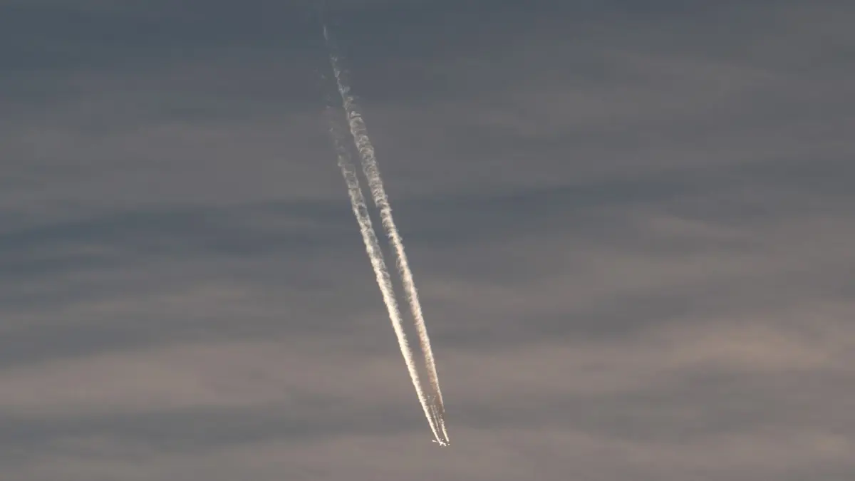 In Indonesien wird ein Flugzeug vermisst: ARCHIV - 16.01.2020, Nordrhein-Westfalen, Dormagen: Ein Flugzeug zieht Kondensstreifen hinter sich über den Himmel. In Indonesien wird ein Flugzeug vermisst. (zu dpa: «Flugzeug mit elf Menschen in Indonesien vermisst») Foto: Federico Gambarini/dpa +++ dpa-Bildfunk +++