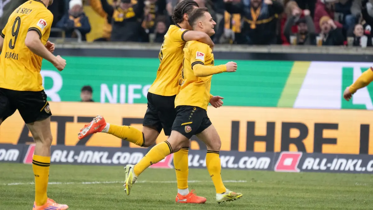 Dynamo Dresden - SpVgg Greuther Fürth: 17.01.2026, Sachsen, Dresden: Fußball: 2. Bundesliga, Dynamo Dresden - SpVgg Greuther Fürth, 18. Spieltag, im Rudolf-Harbig-Stadion. Jakob Lemmer (r, Dynamo Dresden) jubelt über sein Tor zum 2:0. Foto: Sebastian Kahnert/dpa - WICHTIGER HINWEIS: Gemäß den Vorgaben der DFL Deutsche Fußball Liga bzw. des DFB Deutscher Fußball-Bund ist es untersagt, in dem Stadion und/oder vom Spiel angefertigte Fotoaufnahmen in Form von Sequenzbildern und/oder videoähnlichen Fotostrecken zu verwerten bzw. verwerten zu lassen. +++ dpa-Bildfunk +++