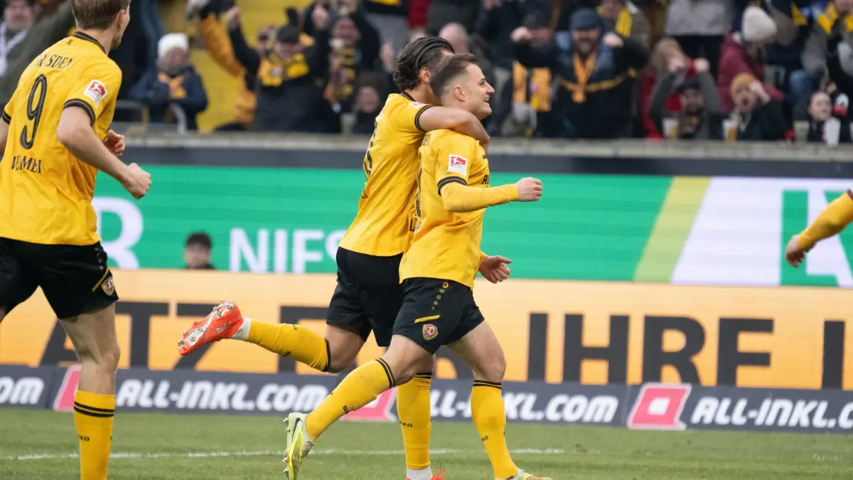 Dynamo Dresden - SpVgg Greuther Fürth: 17.01.2026, Sachsen, Dresden: Fußball: 2. Bundesliga, Dynamo Dresden - SpVgg Greuther Fürth, 18. Spieltag, im Rudolf-Harbig-Stadion. Jakob Lemmer (r, Dynamo Dresden) jubelt über sein Tor zum 2:0. Foto: Sebastian Kahnert/dpa - WICHTIGER HINWEIS: Gemäß den Vorgaben der DFL Deutsche Fußball Liga bzw. des DFB Deutscher Fußball-Bund ist es untersagt, in dem Stadion und/oder vom Spiel angefertigte Fotoaufnahmen in Form von Sequenzbildern und/oder videoähnlichen Fotostrecken zu verwerten bzw. verwerten zu lassen. +++ dpa-Bildfunk +++