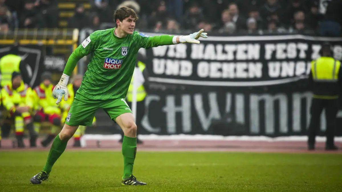 SSV Ulm gegen Wehen Torwart Max Schmitt