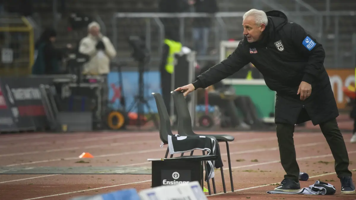 SSV Ulm gegen Wehen Trainerstuhl von Pavel Dotchev muss bei dem Spiel einiges wegstecken, Symbol (hält an seinem Stuhl fest/will Coach bleiben)