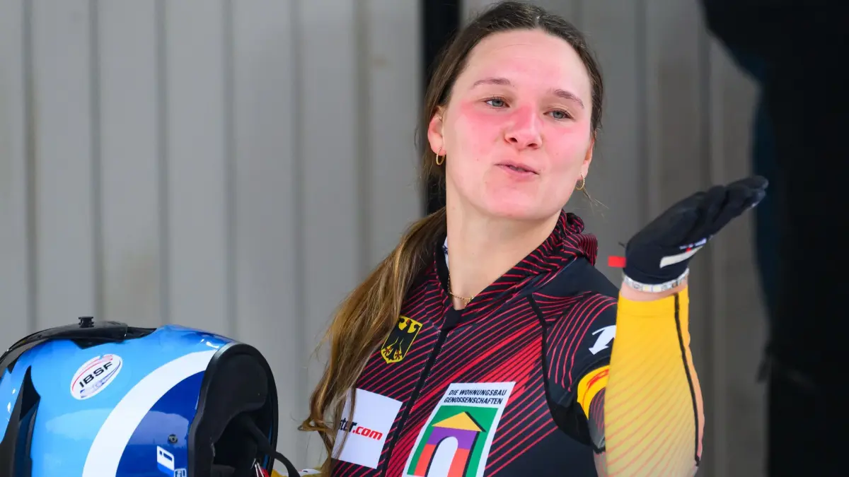 Bob: Weltcup: 17.01.2026, Sachsen, Altenberg: Bob: Weltcup, Monobob, Frauen, 2. Durchgang, Siegerin Lisa Buckwitz (Deutschland) jubelt nach ihrem dritten Platz im Gesamt-Weltcup. Foto: Robert Michael/dpa +++ dpa-Bildfunk +++