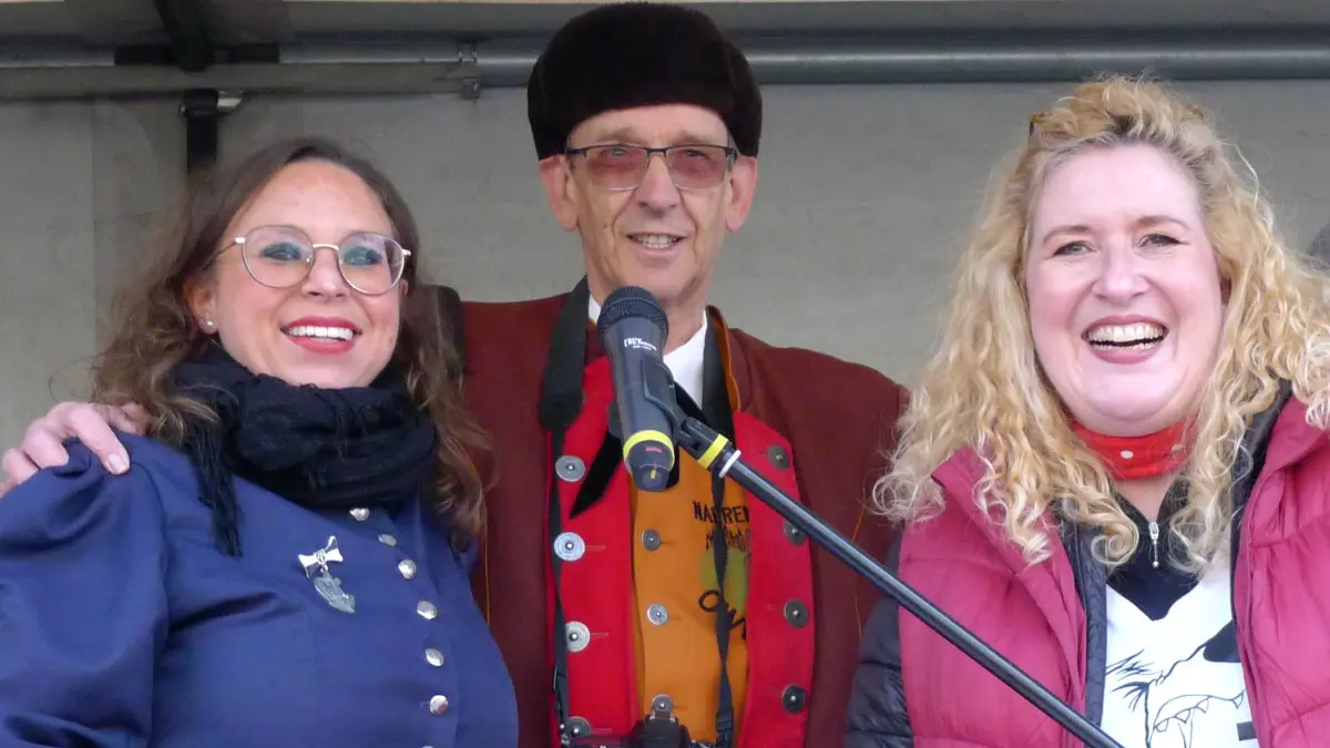Freuen sich über ein gelungenes Jubiläum (von links): Narrenchefin Denise Henne, Ehrenvorsitzender Ludwig Volm und die frühere Vorsitzende Heike Schneck.