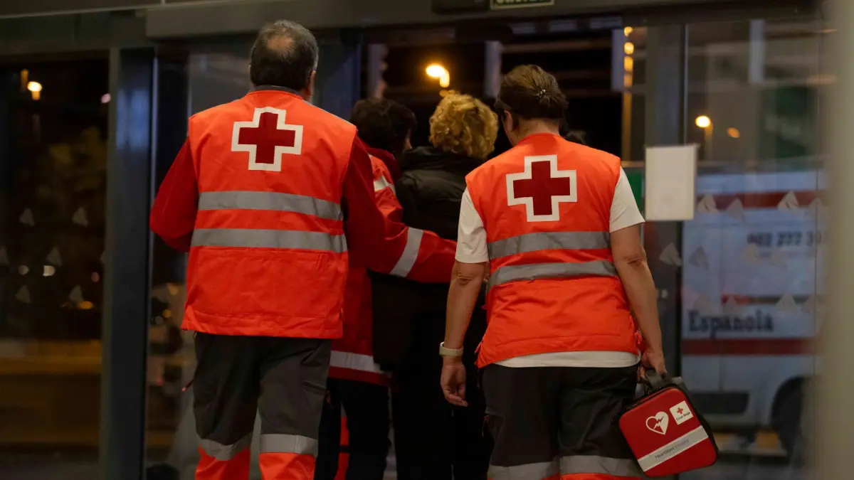 Tote bei Zugunglück in Spanien: 18.01.2026, Spanien, Huelva: Sanitäter sind im Einsatz während Angehörige der Passagiere des Zuges von Puerta de Atocha nach Huelva zum Bahnhof von Huelva kommen. Mehrere Menschen sind im Süden Spaniens bei einem schweren Eisenbahnunglück ums Leben gekommen. Foto: Clara Carrasco/EUROPA PRESS/dpa +++ dpa-Bildfunk +++