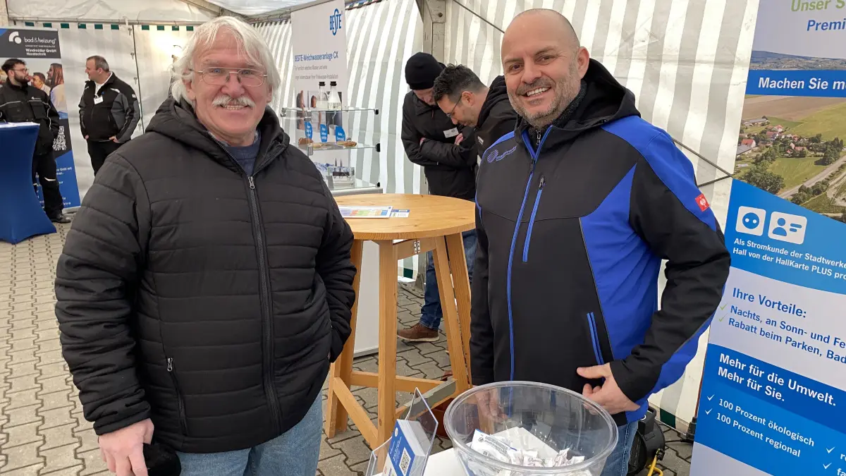 Karl Wahl (links) und Rolf Hinderer von den Stadtwerken im Gespräch bei den Energietagen
