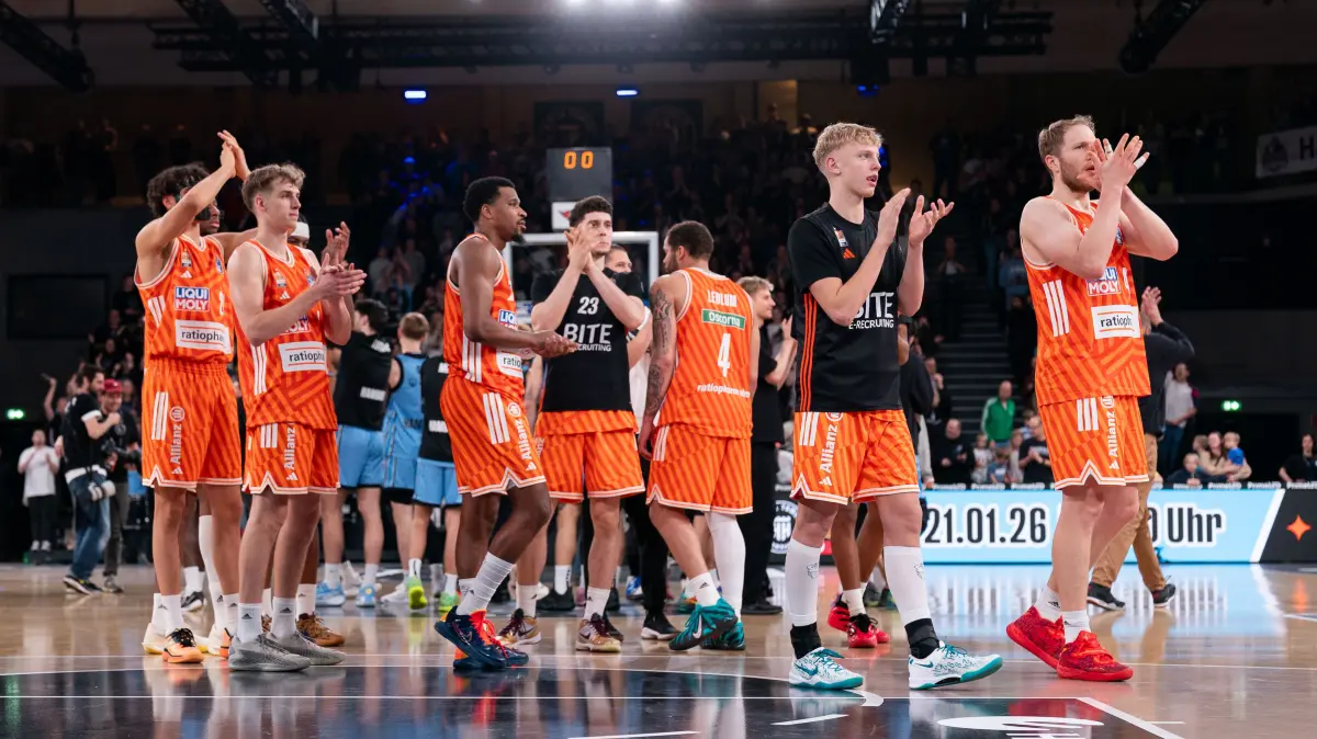 GER, Veolia Towers Hamburg vs Ratiopharm Ulm, Basketball, Bundesliga, Spieltag 16, Saison 2025/2026, 18.01.2026: Ulmer Mannschaft enttaeuscht/Enttaeuschung nach Niederlage, Applaus fuer die Fans,
GER, Veolia Towers Hamburg vs Ratiopharm Ulm, Basketball, Bundesliga, Spieltag 16, Saison 2025/2026, 18.01.2026
Foto: Eibner-Pressefoto/Max Vincen