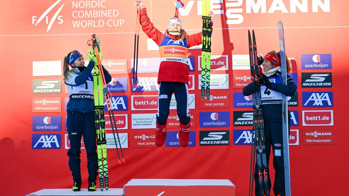 Weltcup Nordische Kombination - Oberhof: 18.01.2026, Thüringen, Oberhof: Ski nordisch/Kombination: Weltcup, Einzel, Normalschanze/5 km, Frauen. Ida Marie Hagen (M) aus Norwegen gewinnt vor Minja Korhonen (l) aus Finnland und Nathalie Armbruster aus Deutschland und alle drei stehen zusammen auf dem Podium. Foto: Hendrik Schmidt/dpa +++ dpa-Bildfunk +++