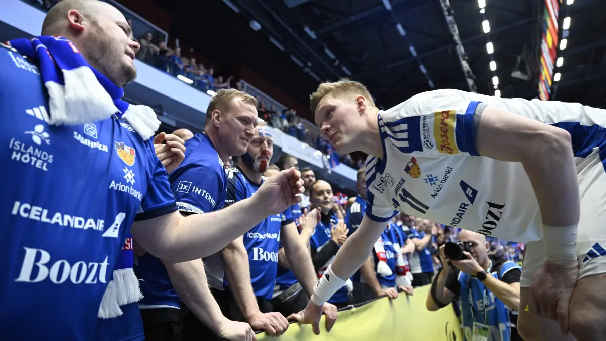 Iceland's pivot #11 Ymir Gislason (R) talks with fans after the men's EHF Euro 2026 preliminary round group F handball match Poland v Iceland in Kristianstad, Sweden, on January 18, 2026. (Photo by Johan Nilsson/TT / TT NEWS AGENCY / AFP) / Sweden OUT