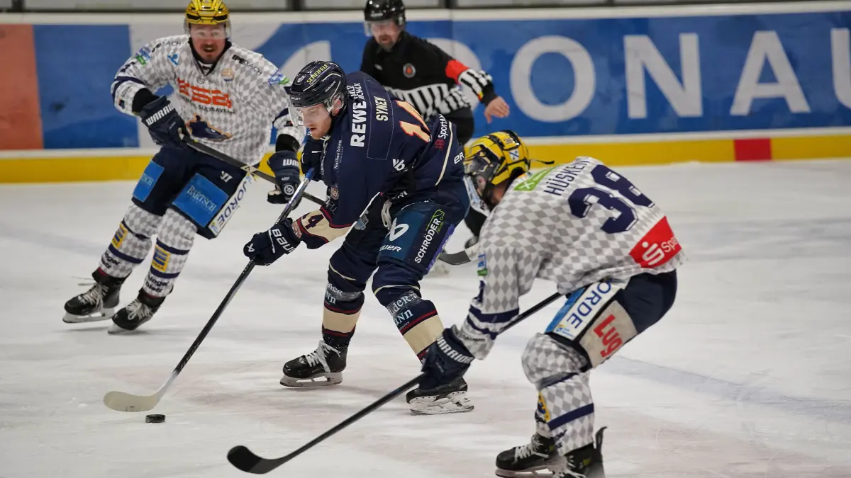Zwei Tore von Domenik Synek (am Puck) reichten gegen Geretsried nicht. Die Devils unterlagen 3:4.