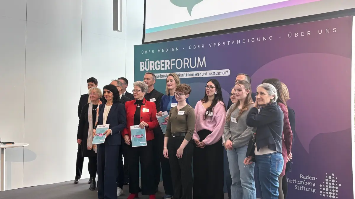 Die Teilnehmerinnen Freia Tronnich und Samira Langer übergeben die Ergebnisse des Bürgerforums an Staatsrätin Barbara Bosch, SWR-Intendant Kai Gniffke, ZDF-Studioleiterin Anna-Maria Schuck und Holger Paesler, Geschäftsführer des Zeitungsverlegerverbandes (von links)