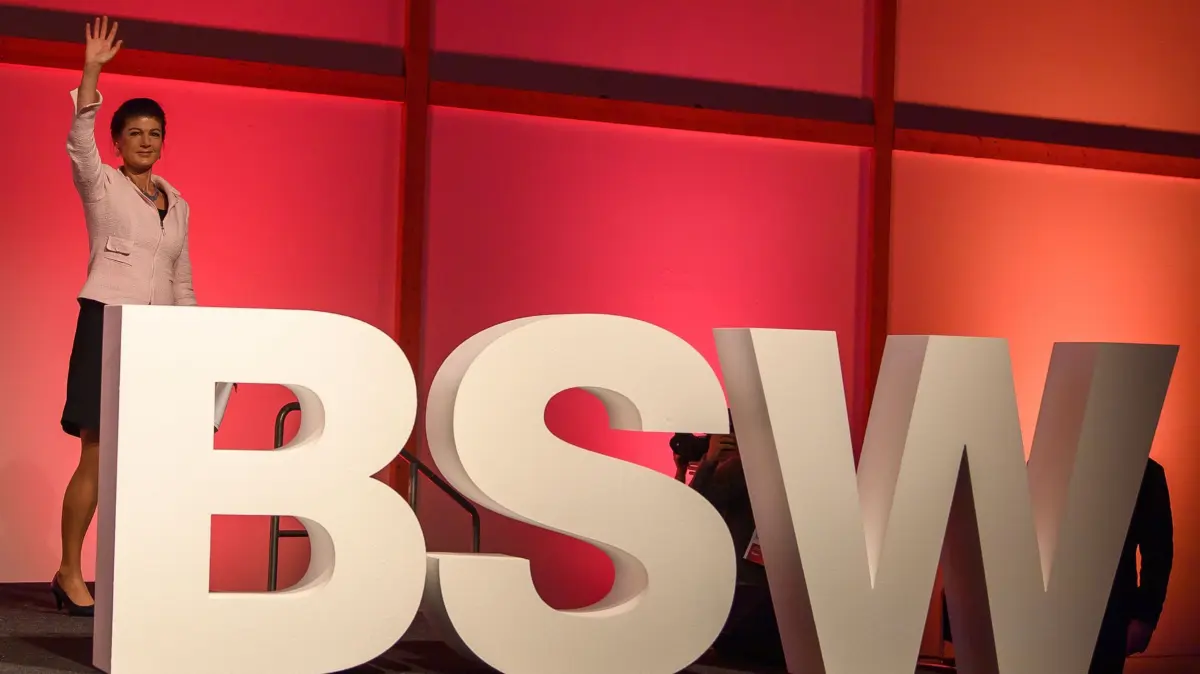 BSW: ARCHIV - 06.12.2025, Sachsen-Anhalt, Magdeburg: Sahra Wagenknecht, ehemalige Vorsitzende des BSW, steht auf dem 3. Bundesparteitag der Partei nach ihrer Rede auf der Bühne und winkt. (zu dpa: «BSW: Würden weder Schulze noch Siegmund mitwählen») Foto: Klaus-Dietmar Gabbert/dpa +++ dpa-Bildfunk +++