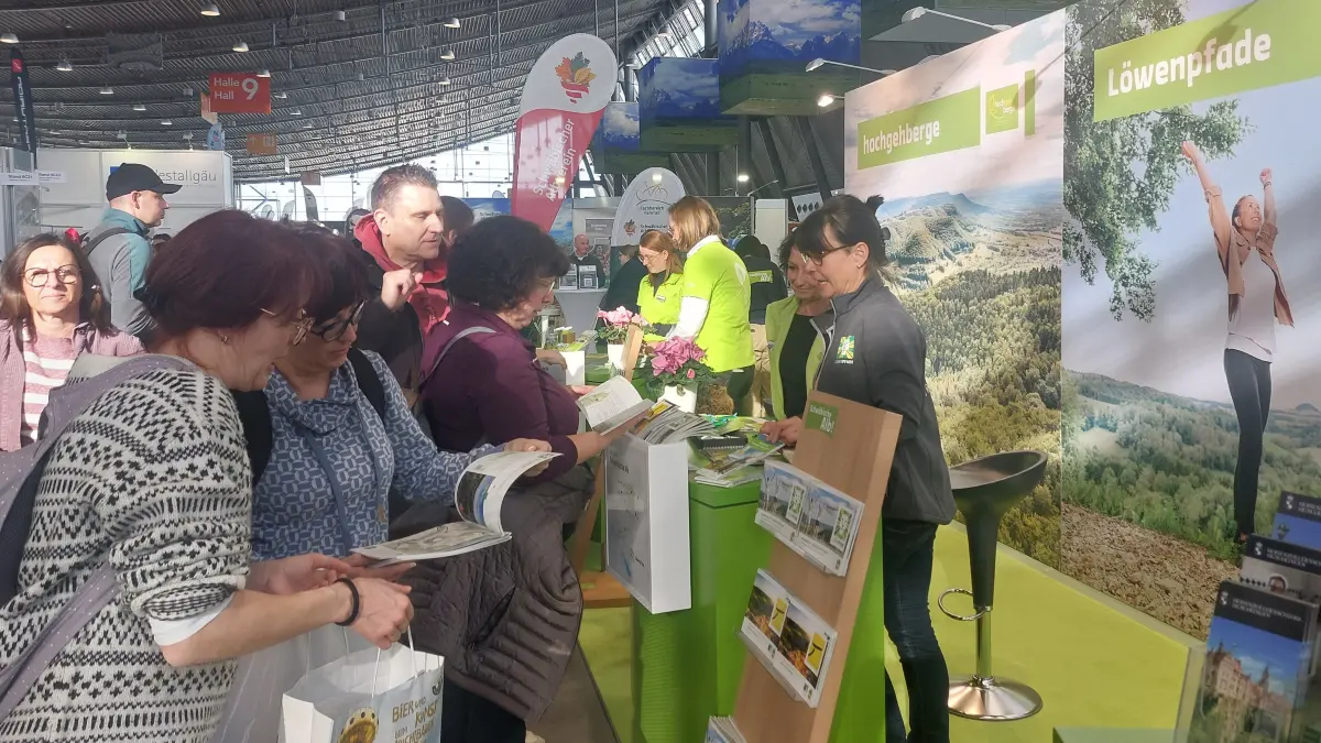 Birte Jankowsky (von rechts) und Cordula Ruhland informieren am Samstag (17.1.2026) bei der CMT in Halle 9 über die Löwenpfade – das Interesse ist groß. In Halle 6 präsentieren sich der Kreis und die Gemeinden.
