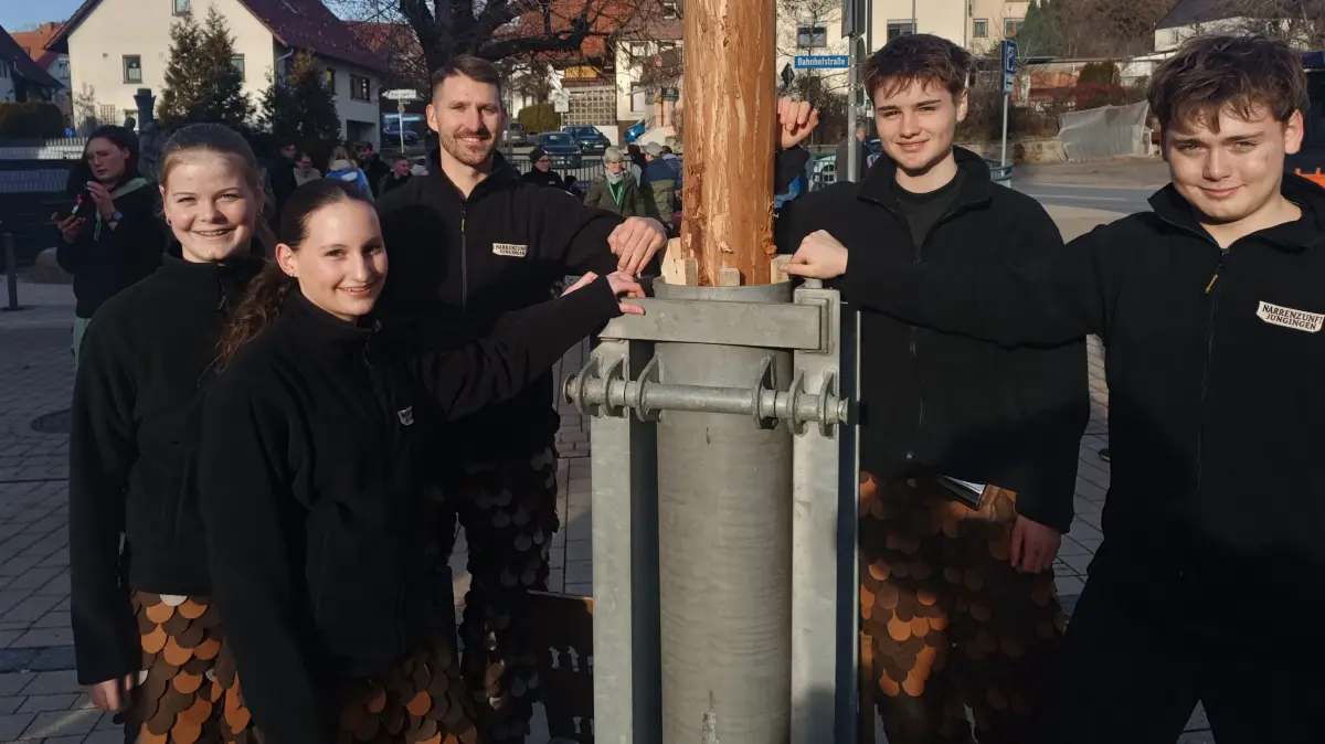 So sieht der Fasnetsnachwuchs im Killertal aus: Die erst vor wenigen Monaten gegründete Narrenzunft Jungingen macht zwar erst in der nächsten Saison richtig los, aber sie hat jetzt schon viel Volk unter ihrem ersten Narrenbaum versammelt.