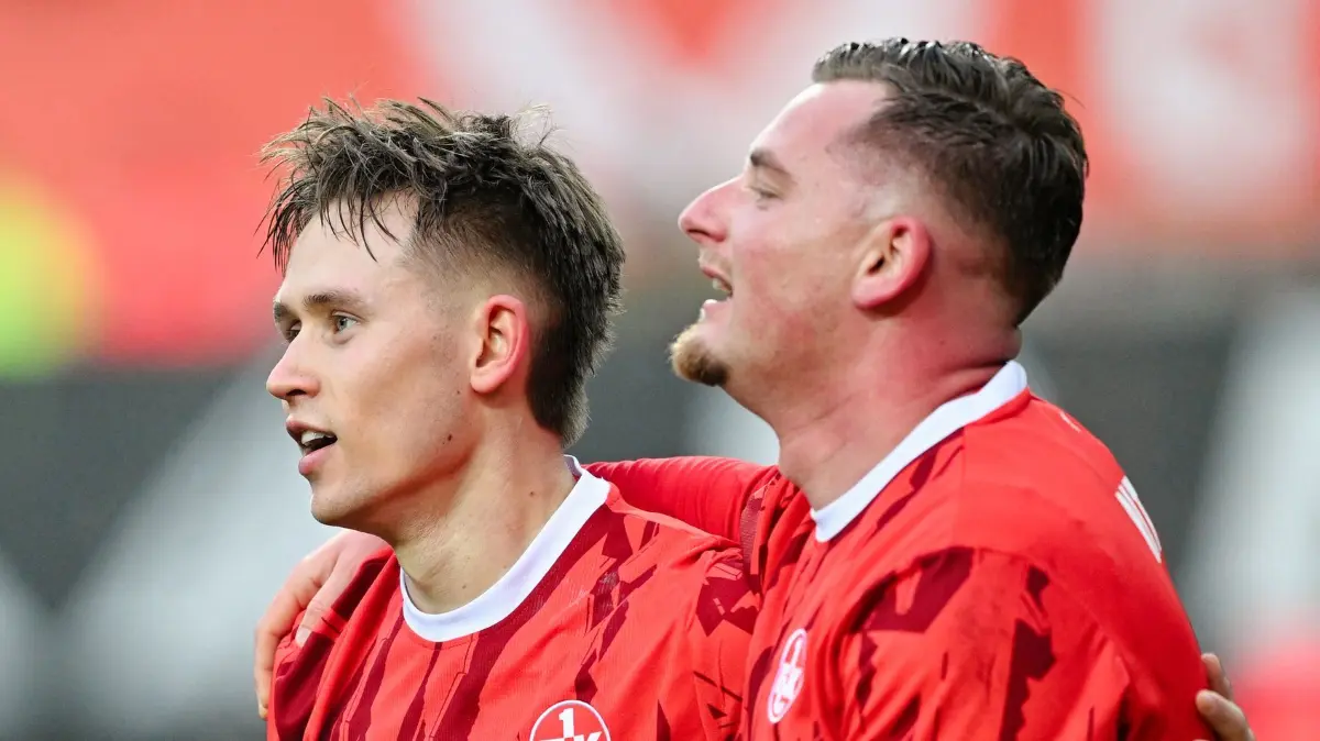 1. FC Kaiserslautern - Hannover 96: 18.01.2026, Rheinland-Pfalz, Kaiserslautern: Fußball: 2. Bundesliga, 1. FC Kaiserslautern - Hannover 96, 18. Spieltag, Fritz-Walter-Stadion. Torschütze Naatan Skyttä (l, 1. FC Kaiserslautern) jubelt mit Marlon Ritter (1. FC Kaiserslautern) über das Tor zum 3:1. (zu dpa: «Verrücktes Ende: Kaiserslautern feiert 3:1 gegen Hannover») Foto: Uwe Anspach/dpa - WICHTIGER HINWEIS: Gemäß den Vorgaben der DFL Deutsche Fußball Liga bzw. des DFB Deutscher Fußball-Bund ist es untersagt, in dem Stadion und/oder vom Spiel angefertigte Fotoaufnahmen in Form von Sequenzbildern und/oder videoähnlichen Fotostrecken zu verwerten bzw. verwerten zu lassen. +++ dpa-Bildfunk +++