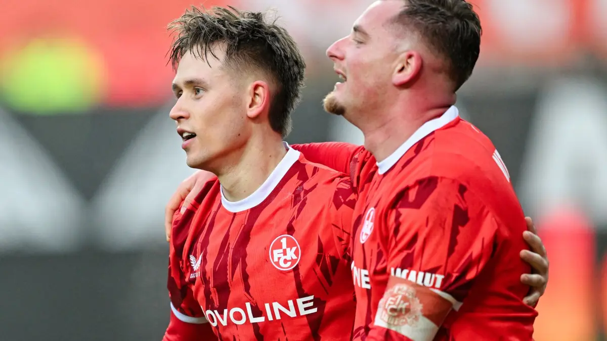 1. FC Kaiserslautern - Hannover 96: 18.01.2026, Rheinland-Pfalz, Kaiserslautern: Fußball: 2. Bundesliga, 1. FC Kaiserslautern - Hannover 96, 18. Spieltag, Fritz-Walter-Stadion. Torschütze Naatan Skyttä (l, 1. FC Kaiserslautern) jubelt mit Marlon Ritter (1. FC Kaiserslautern) über das Tor zum 3:1. (zu dpa: «Verrücktes Ende: Kaiserslautern feiert 3:1 gegen Hannover») Foto: Uwe Anspach/dpa - WICHTIGER HINWEIS: Gemäß den Vorgaben der DFL Deutsche Fußball Liga bzw. des DFB Deutscher Fußball-Bund ist es untersagt, in dem Stadion und/oder vom Spiel angefertigte Fotoaufnahmen in Form von Sequenzbildern und/oder videoähnlichen Fotostrecken zu verwerten bzw. verwerten zu lassen. +++ dpa-Bildfunk +++