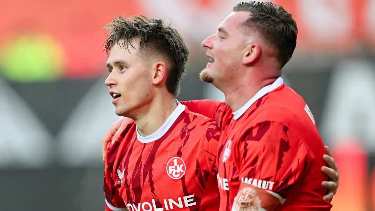 1. FC Kaiserslautern - Hannover 96: 18.01.2026, Rheinland-Pfalz, Kaiserslautern: Fußball: 2. Bundesliga, 1. FC Kaiserslautern - Hannover 96, 18. Spieltag, Fritz-Walter-Stadion. Torschütze Naatan Skyttä (l, 1. FC Kaiserslautern) jubelt mit Marlon Ritter (1. FC Kaiserslautern) über das Tor zum 3:1. (zu dpa: «Verrücktes Ende: Kaiserslautern feiert 3:1 gegen Hannover») Foto: Uwe Anspach/dpa - WICHTIGER HINWEIS: Gemäß den Vorgaben der DFL Deutsche Fußball Liga bzw. des DFB Deutscher Fußball-Bund ist es untersagt, in dem Stadion und/oder vom Spiel angefertigte Fotoaufnahmen in Form von Sequenzbildern und/oder videoähnlichen Fotostrecken zu verwerten bzw. verwerten zu lassen. +++ dpa-Bildfunk +++