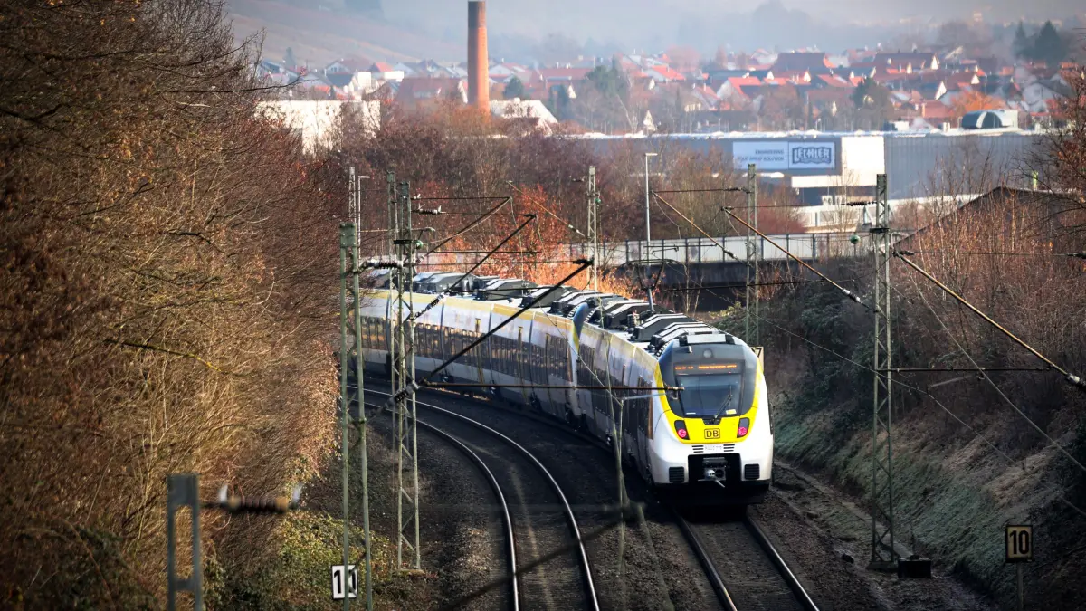 Bahn Metzingen Bahnhof Pendler Zug Bahnverkehr Züge