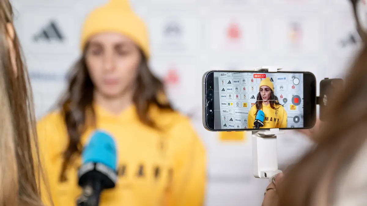 GER, DOSB Olympia-Einkleidung Team Deutschland, Mailand Cortina 2026, 19.01.2026.: Vanessa Voigt (DOSB-Olympiakader Deutscher Ski Verband DSV, Biathlon, SV Rotterode) beim Interview / Portrait / Portraet zu sehen in einem Handy Display
GER, DOSB Olympia-Einkleidung Team Deutschland, Mailand Cortina 2026, 19.01.2026.
Foto: Eibner-Pressefoto/Franz Feiner