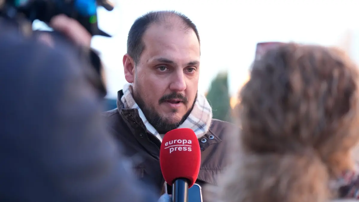 Tote bei Zugunglück in Spanien: 19.01.2026, Spanien, Cordoba (Andalusien): Rafael Moreno, Bürgermeister von Adamuz (Provinz Córdoba), berichtet den Medien über das Zugunglück. Bei einem schweren Zugunglück im Süden Spaniens sind Dutzende Menschen ums Leben gekommen, zahlreiche wurden schwer verletzt. Foto: Joaquin Corchero/EUROPA PRESS/dpa +++ dpa-Bildfunk +++