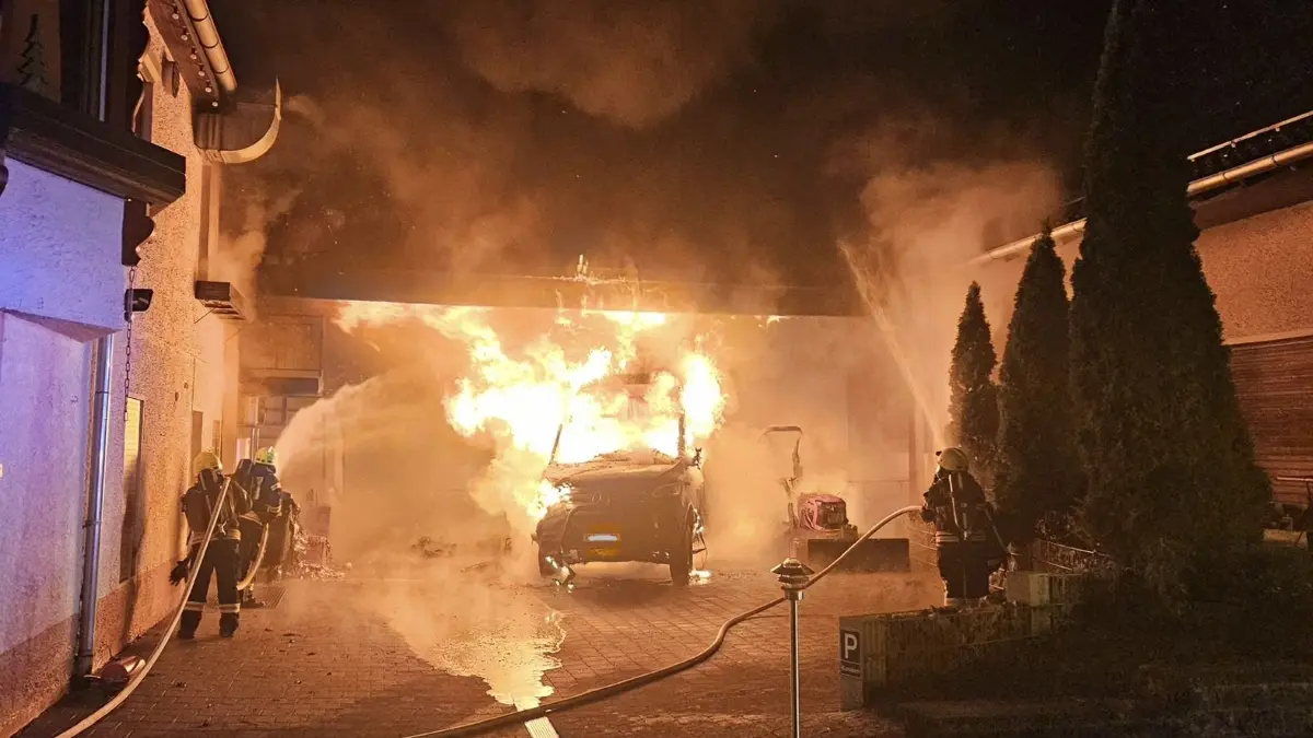 Wohnmobil im Vollbrand bei Eintreffen der Feuerwehr Nagold Bild Kreisfeuerwehrverband Calw e.V.