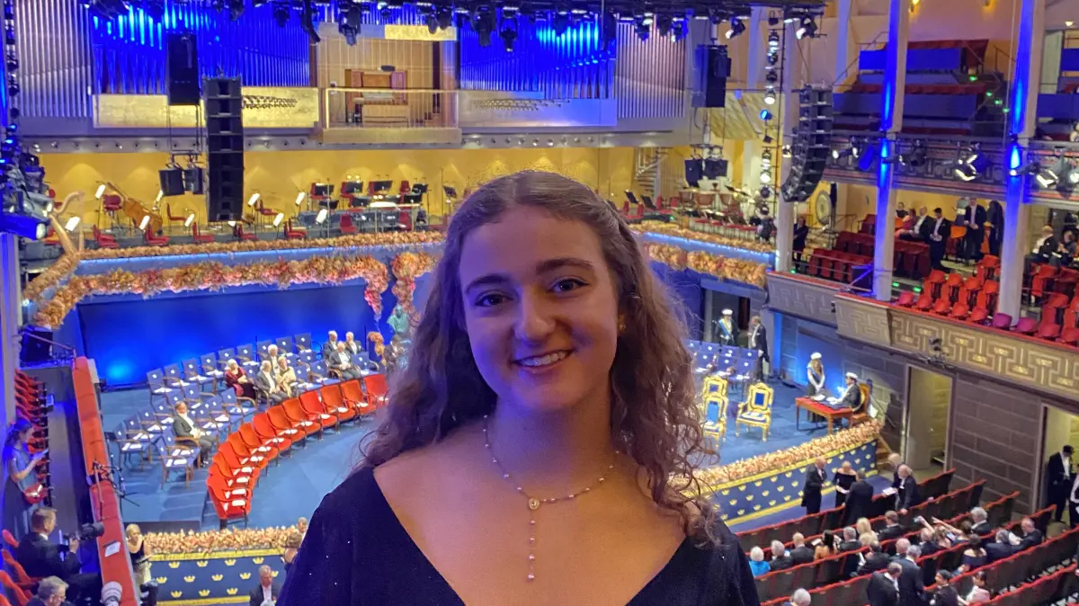 Nachwuchsforscherin Julia Trapp vor dem Saal im Stockholmer Konzerthaus, wo der Nobelpreis verliehen wird