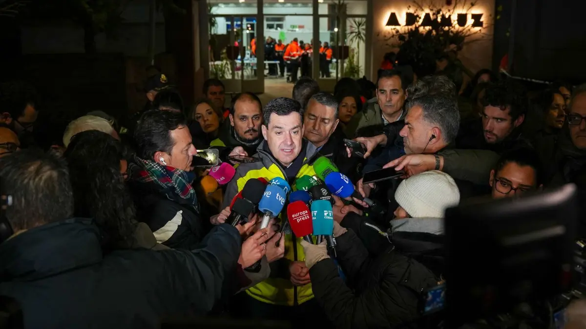 Tote bei Zugunglück in Spanien: 19.01.2026, Spanien, Adamuz: Der Präsident der Junta de Andalucia, Juanma Moreno, wendet sich an die Medien, nachdem er die Notfallteams im Sportzentrum von Adamuz besucht hat. Foto: Francisco J. Olmo/EUROPA PRESS/dpa +++ dpa-Bildfunk +++